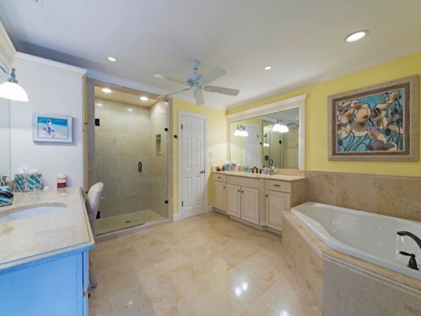 Luxury 5 Bedroom Naples Home Close to the Beach With Pool