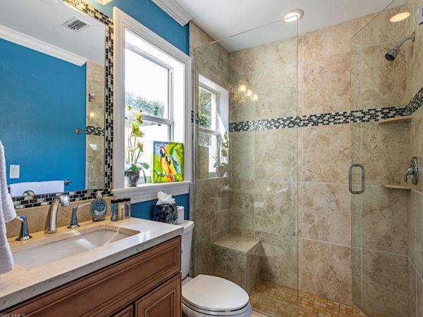 Luxury 5 Bedroom Naples Home Close to the Beach With Pool
