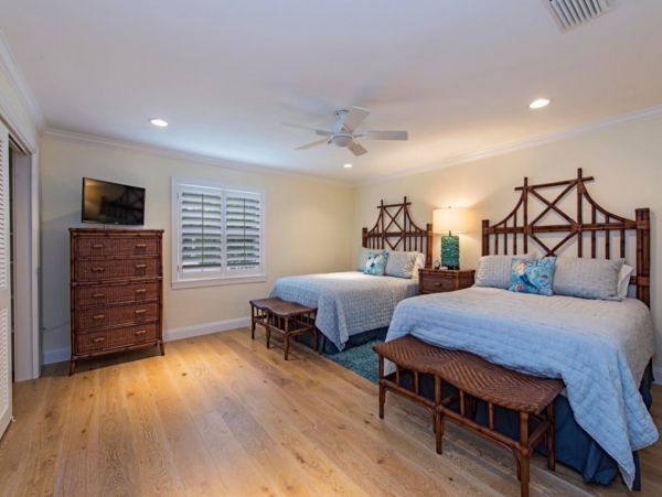 Luxury 5 Bedroom Naples Home Close to the Beach With Pool