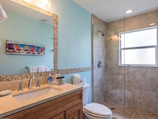 Luxury 5 Bedroom Naples Home Close to the Beach With Pool
