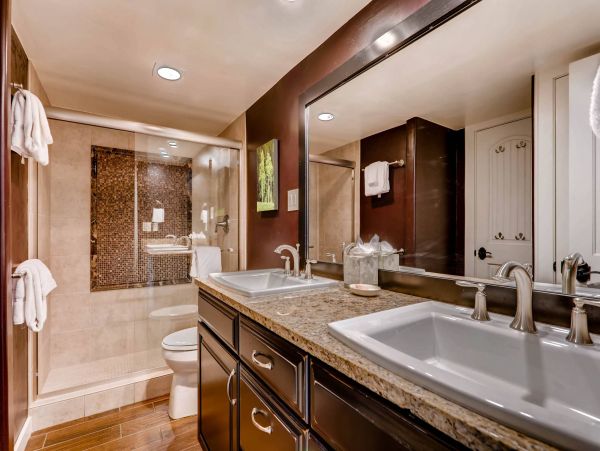 A Rare Two Bedroom  Sleep Eight Guests Mountain Views
