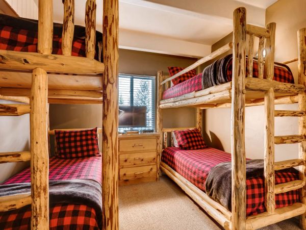 A Rare Two Bedroom  Sleep Eight Guests Mountain Views