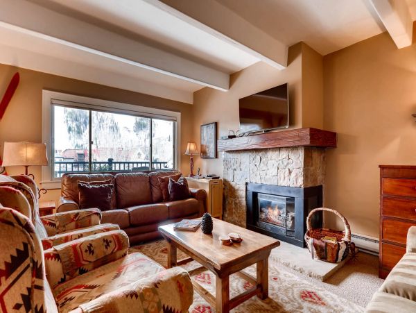 A Rare Two Bedroom  Sleep Eight Guests Mountain Views