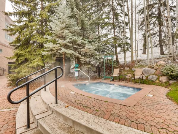 A Rare Two Bedroom  Sleep Eight Guests Mountain Views
