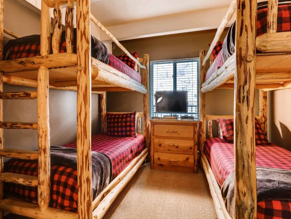 A Rare Two Bedroom  Sleep Eight Guests Mountain Views