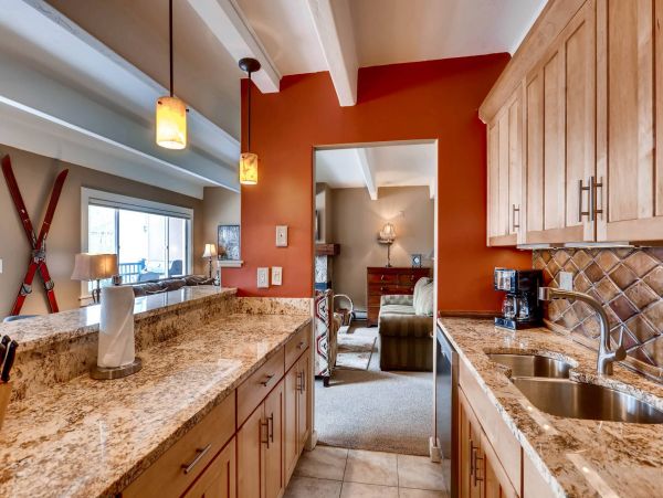 A Rare Two Bedroom  Sleep Eight Guests Mountain Views