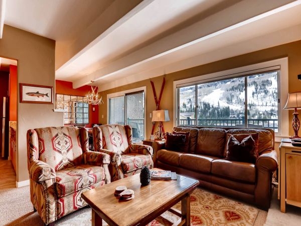 A Rare Two Bedroom  Sleep Eight Guests Mountain Views