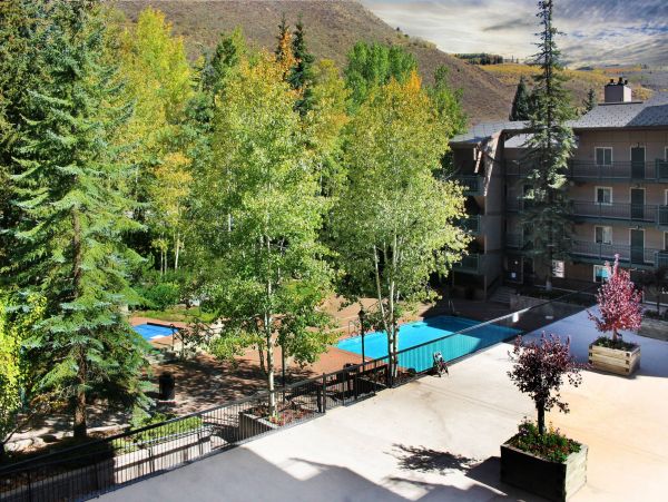 A Rare Two Bedroom  Sleep Eight Guests Mountain Views