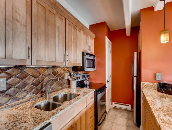 A Rare Two Bedroom  Sleep Eight Guests Mountain Views