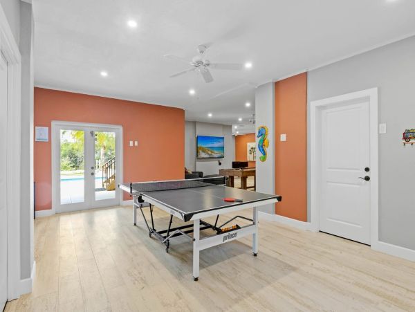 4 bedroom Rental WALK to Pine Avenue- Anna Maria