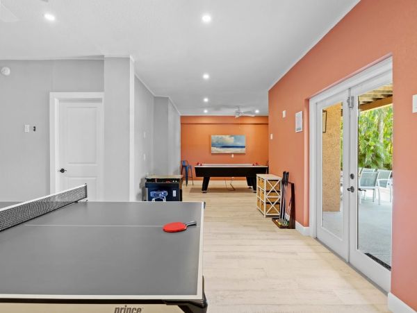 4 bedroom Rental WALK to Pine Avenue- Anna Maria