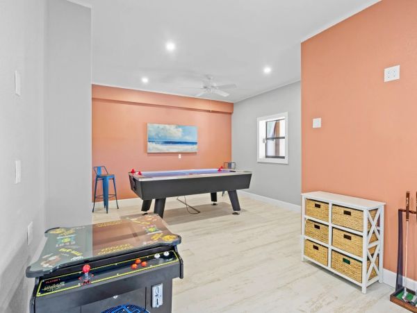 4 bedroom Rental WALK to Pine Avenue- Anna Maria