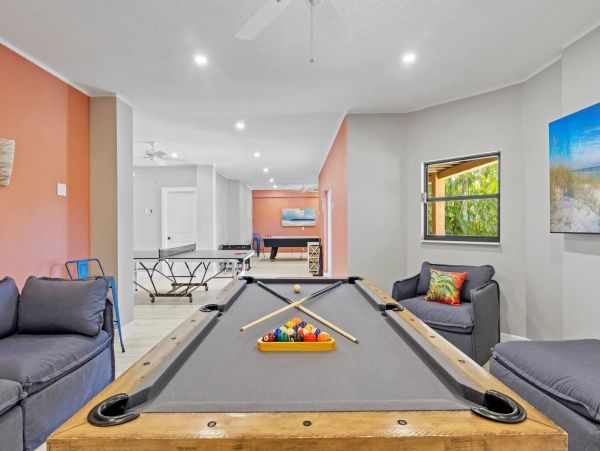 4 bedroom Rental WALK to Pine Avenue- Anna Maria