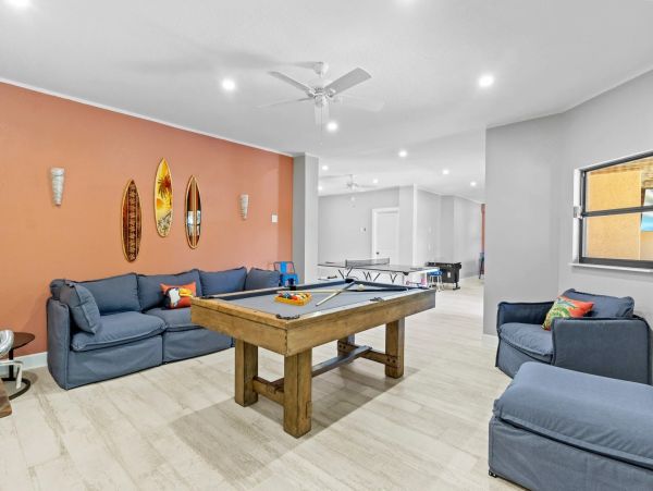 4 bedroom Rental WALK to Pine Avenue- Anna Maria