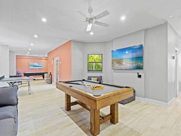 4 bedroom Rental WALK to Pine Avenue- Anna Maria