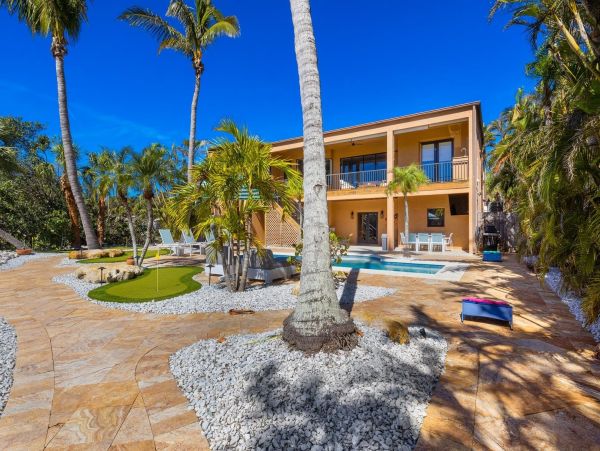 4 bedroom Rental WALK to Pine Avenue- Anna Maria