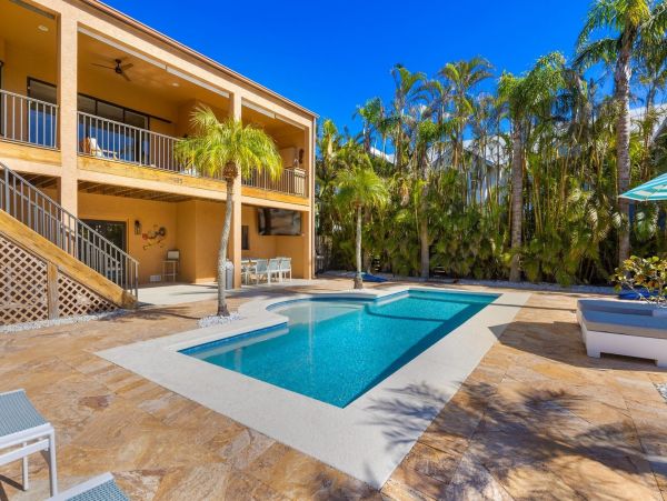 4 bedroom Rental WALK to Pine Avenue- Anna Maria