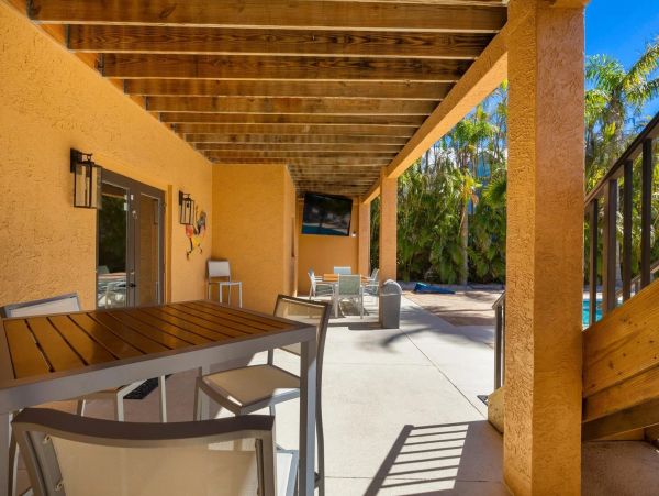 4 bedroom Rental WALK to Pine Avenue- Anna Maria