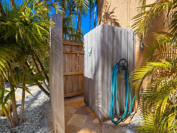 4 bedroom Rental WALK to Pine Avenue- Anna Maria