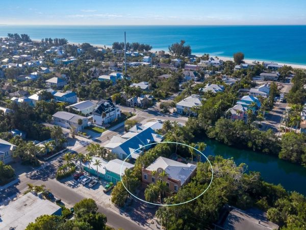 4 bedroom Rental WALK to Pine Avenue- Anna Maria