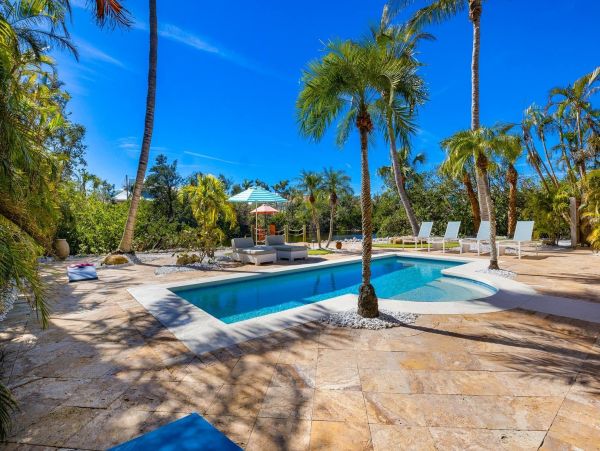 4 bedroom Rental WALK to Pine Avenue- Anna Maria