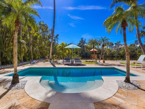 4 bedroom Rental WALK to Pine Avenue- Anna Maria
