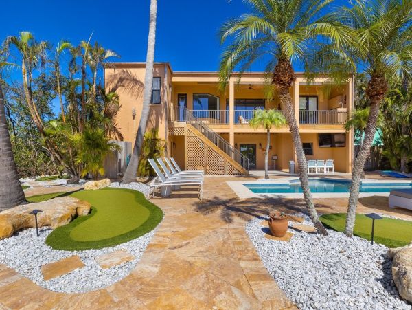 4 bedroom Rental WALK to Pine Avenue- Anna Maria