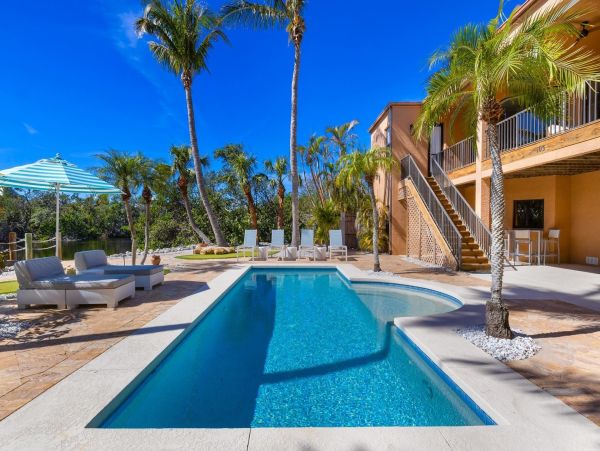 4 bedroom Rental WALK to Pine Avenue- Anna Maria