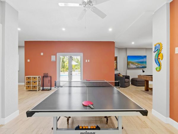 4 bedroom Rental WALK to Pine Avenue- Anna Maria