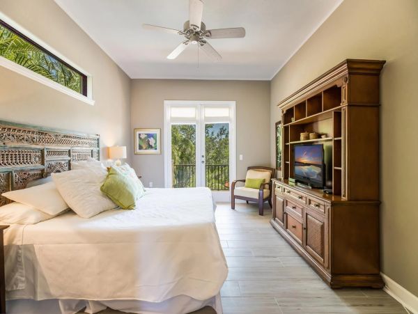 4 bedroom Rental WALK to Pine Avenue- Anna Maria