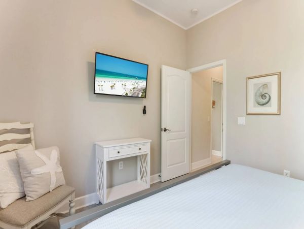 4 bedroom Rental WALK to Pine Avenue- Anna Maria