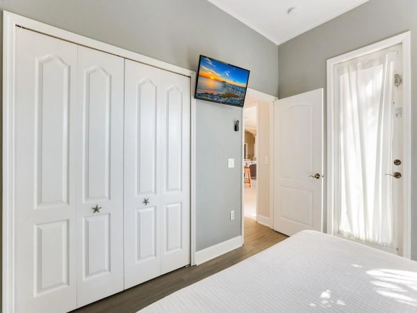 4 bedroom Rental WALK to Pine Avenue- Anna Maria