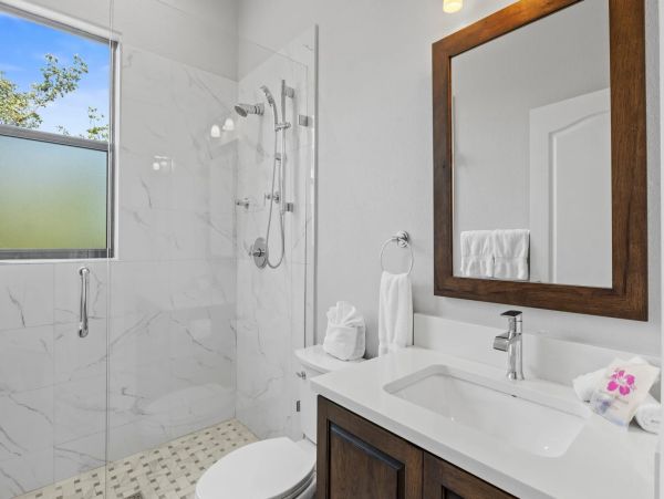 4 bedroom Rental WALK to Pine Avenue- Anna Maria