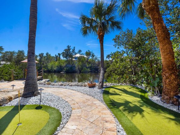 4 bedroom Rental WALK to Pine Avenue- Anna Maria