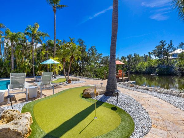4 bedroom Rental WALK to Pine Avenue- Anna Maria