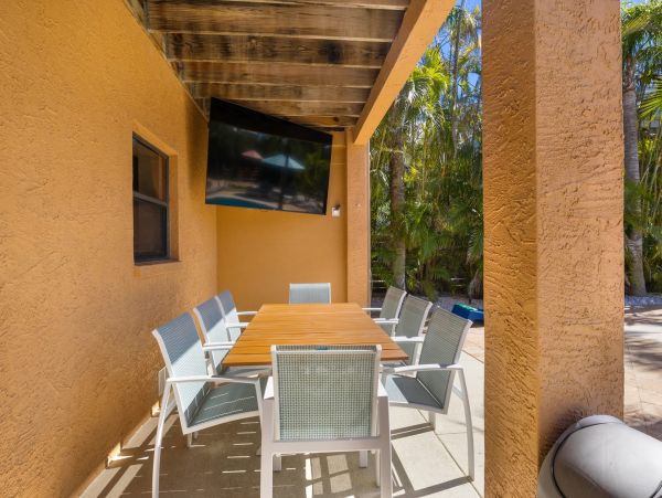 4 bedroom Rental WALK to Pine Avenue- Anna Maria