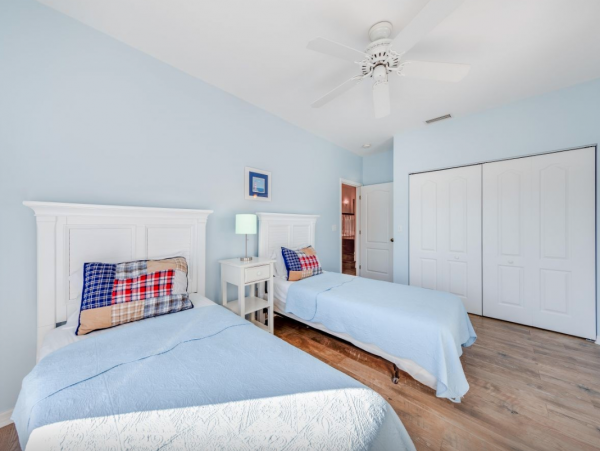 Posh 4 bedroom Home For Rent  Boat Dock, Pool Great Rental!