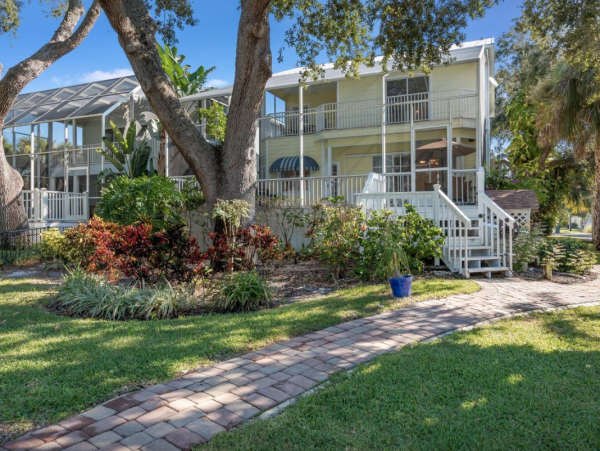 Posh 4 bedroom Home For Rent  Boat Dock, Pool Great Rental!