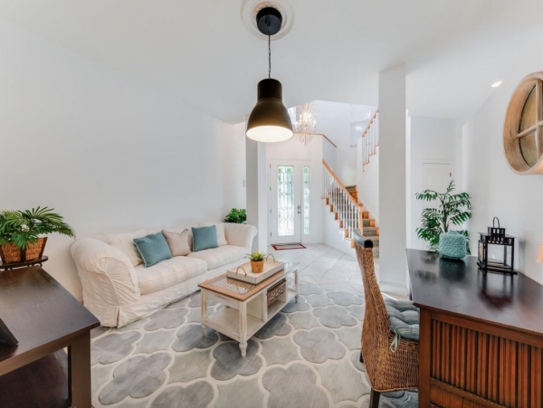 Posh 4 bedroom Home For Rent  Boat Dock, Pool Great Rental!