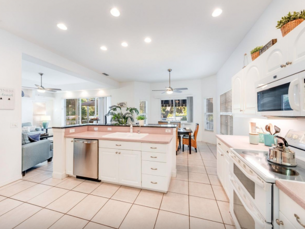 Posh 4 bedroom Home For Rent  Boat Dock, Pool Great Rental!