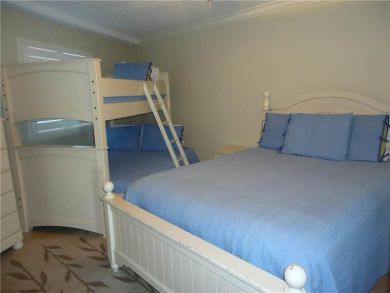 Guest Bedroom with Queen bed & One Set of Full/Twin Bunk Beds