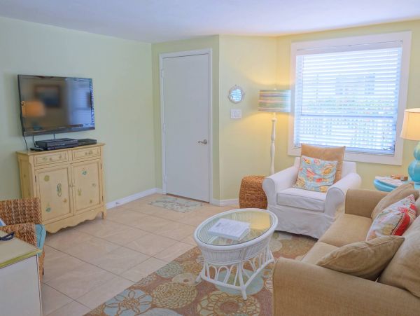Anna Maria Vacation Condo, Walk to Beach, 2 Bedrooms
