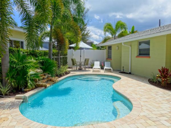 Anna Maria Vacation Condo, Walk to Beach, 2 Bedrooms