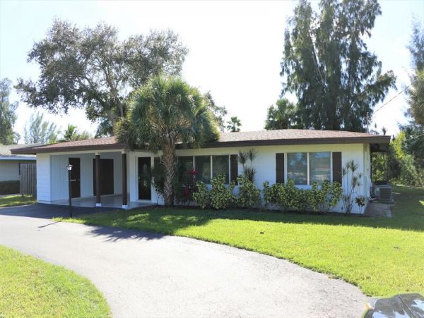 Siesta Key Home on Lagoon with Heated Pool Sleeps 8
