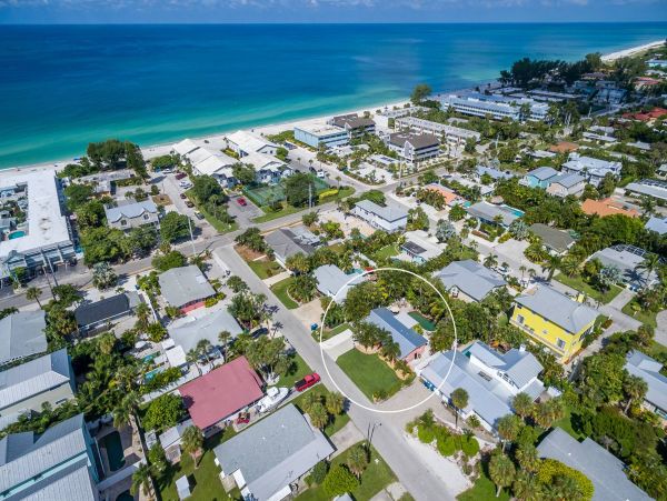One Block to Holmes Beach Three Bedroom Pool Home Sleeps Six