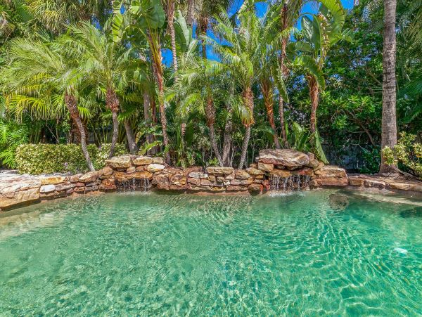One Block to Holmes Beach Three Bedroom Pool Home Sleeps Six