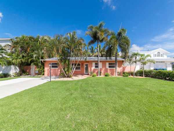 One Block to Holmes Beach Three Bedroom Pool Home Sleeps Six