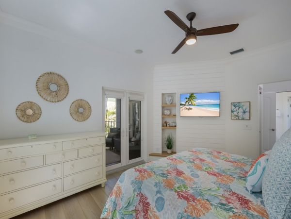 Walk to Beach Anna Maria Three Bedroom Vacation Home Sleeps 6