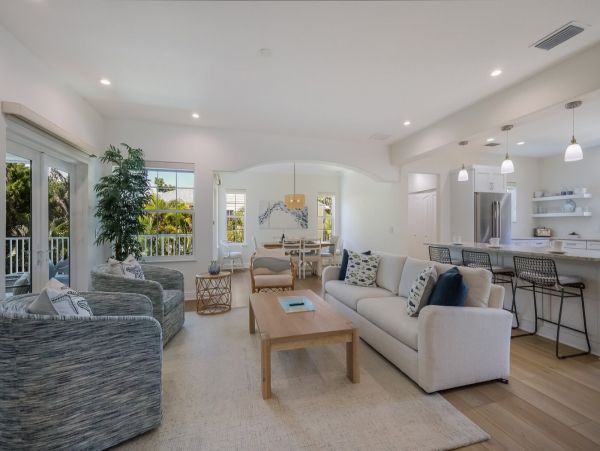 Walk to Beach Anna Maria Three Bedroom Vacation Home Sleeps 6