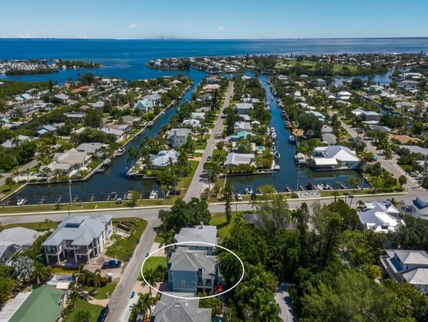 Walk to Beach Anna Maria Three Bedroom Vacation Home Sleeps 6